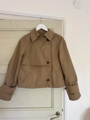 Kort beige trenchcoat - Säljer denna superfina korta trenchcot från & other stories💛 nypris är 1590kr