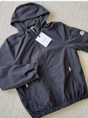 Svart vindjacka från Moncler - size M väldigt bra erbjudande rabatt 