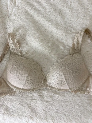 Intimissimi bh - Sååå fin bh från intimissimi💛💛💛💛💛💛💛💛 modell Gioia färg cream, storlek 75B
