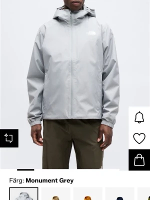 Grå vindjacka från The North Face - Säljer min vindjacka i färgen Monument Grey från The North Face. Då den blivit allt för stor för mig är som ny använt fåtal gånger bara 