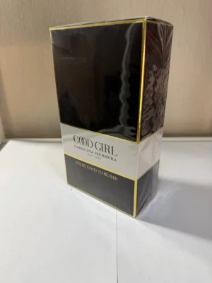 Good Girl parfym från Carolina Herrera - Good Girl från Carolina Herrera är en lyxig parfym i elegant svart och guld kartong med vita detaljer. Förpackningen har en stilren design och är tillverkad av kartong och plast. Perfekt för dig som gillar exklusiva dofter och snygg design.