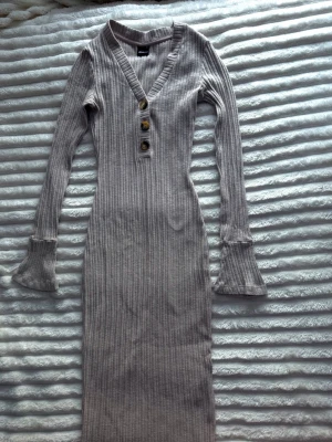 Beige klänning från Gina Tricot - Beige, ribbad klänning från Gina Tricot. Storlek XS. Figursydd 