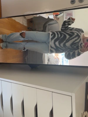 Ljusblå jeans med hål - Snygga raka jeans med hål i knäna🥰