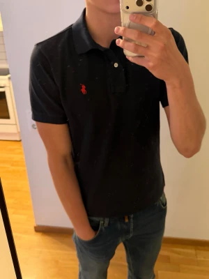 Polo Ralph Lauren Pike   - Tja ! Säljer en as fet mörkblå pike från Polo Ralph Lauren som passar perfekt nu till sommar | Skick 9,5/10 jättebra! | ÄKTA! | Storlek S | Nypris 1595kr | Mitt pris 599kr! | Hör av dig vid frågor eller funderingar! 