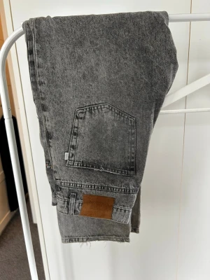 Woodbird jeans  - Gråa jeans från Woodbird i bra kvalité. Storlek 30/32. Köpt för 1300kr. 