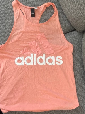  Träningslinne från Adidas - Aldrig använt, så i nyskick. Storlek L