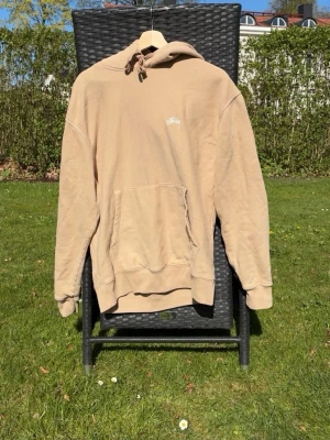 Beige stussy hoodie - Säljer då min brosha inte använder den längre. Den är i nyskick och har endast blivit använd ett par gånger!!