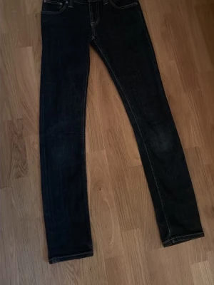 Nuddie jeans  - Tja säljer mina nuddie jeans för de var för små, de är raka mörk blå jeans, i midjan w 27 och ganska långa, helt nya har inte använt en ända gång, pris går och diskutera 