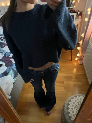 Mörkblå stickad tröja  - Jätte mysig stickad tröja, bra skick 