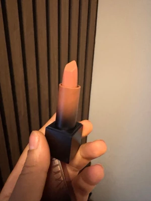 Huda beauty läppstift beige  - Aldrig använd om jag minns rätt. Kan ha swipats en gång på handen. I färgen sweet cheeks