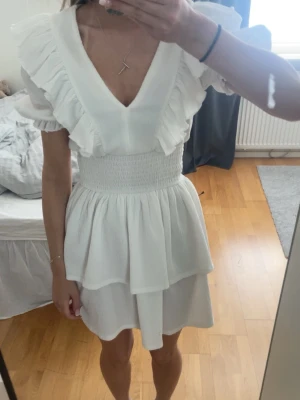 Vit sommarklänning från Gina  - Säljer denna fina klänning från Gina Tricot. Passar perfekt inför skolavslutning, student, konfirmation. Jätte fin🤍 storlek  XS
