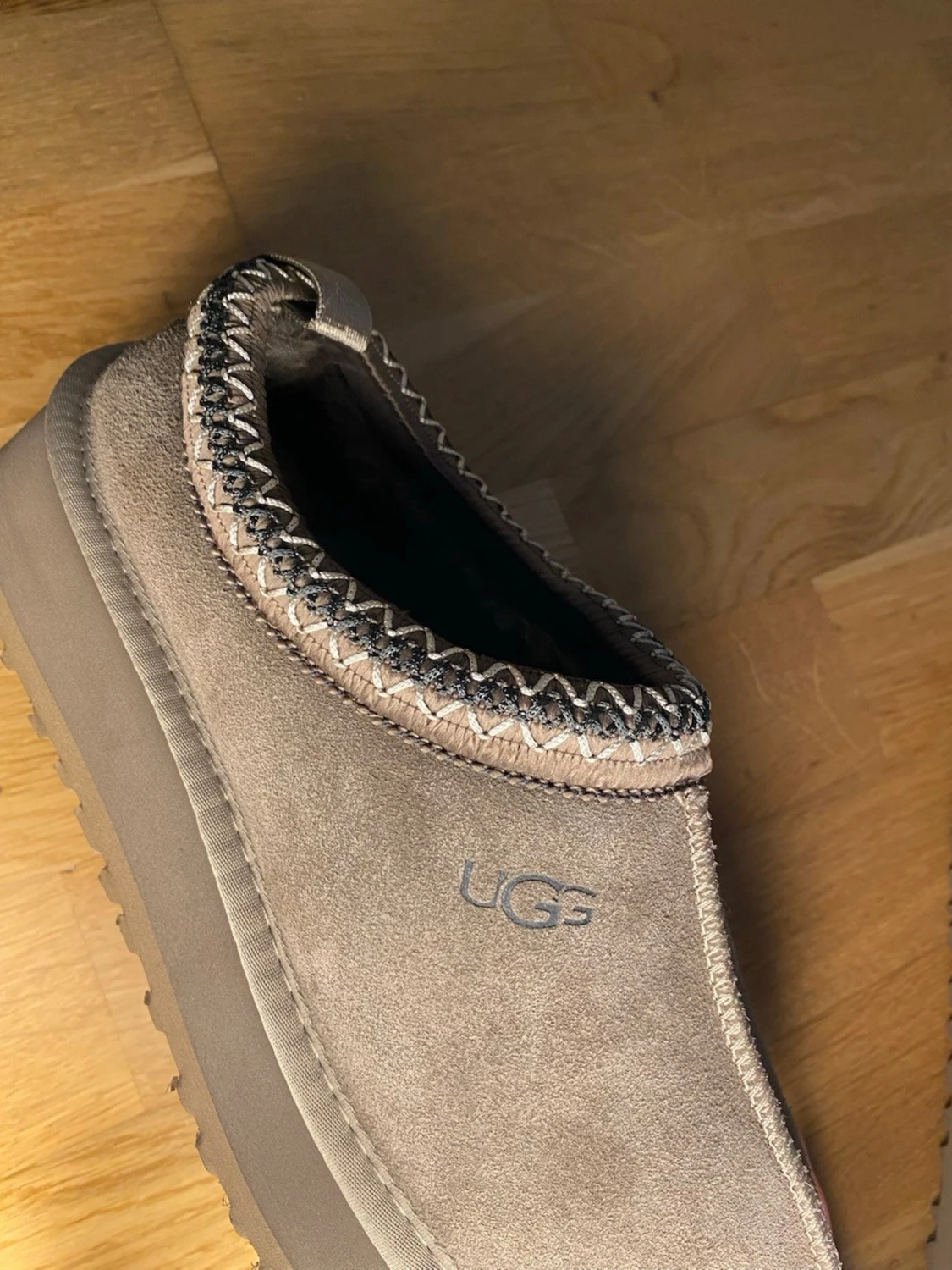 Beige UGG tofflor med platåsula - 2