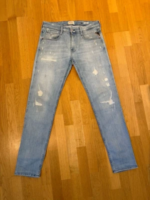 Ljusblå slitna jeans från Replay - Replay Anbass jeans Nypris: 2399 kr, säljs för: 599 kr. Modellen är 183cm lång och väger 75 kg. Säljes i befintligt skick. (Skick: 9/10)  