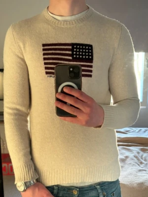 Stickad tröja ifrån Woolrich - Tja! Säljer denna riktigt snygga tröja ifrån Woolrich | Står storlek M men passar nog mer S | Jag på bilden är 183! | Hör av er vid minsta lilla fundering 🙌