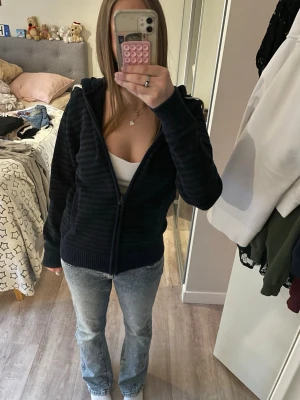 Mörkblå randig hoodie från L.O.G.G. - Mysig mörkblå hoodie med tunna svarta ränder från L.O.G.G. by H&M. Dragkedja framtill, vita dragsnören i huvan och ribbade muddar vid ärmar och nederkant. Perfekt för chill dagar och enkel att matcha med jeans eller joggers.