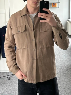 Overshirt  - Somrig overshirt från Samsoe Samsoe i storlek M. Lite nopprig på ryggen men inget man tänker på vid användning. 