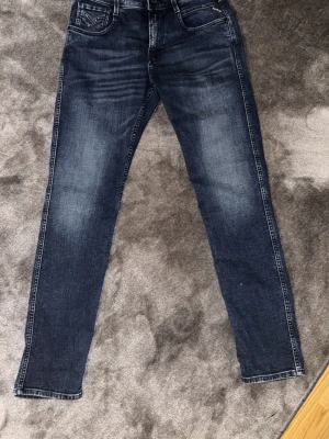 Replay anbass jeans - Jag säljer dessa mörkblåa Replay Anbass jeans i slim fit med snygg tvätt och bra passform. Helt nya, aldrig använda. Bekväma och passar till allt