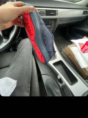 Blå Christian Louboutin sneakers - Snygga blå sneakers från Christian Louboutin med ikonisk röd sula och diskret logga på sidan. Skorna har en klassisk låg siluett och är tillverkade i tyg och gummi. Perfekta för dig som vill sticka ut med exklusiv streetstyle. Ser inte riktigt ut som på bild då dem är använda runt 6 gånger kan lösa bild på dem nu om de önskas kvitto finns 