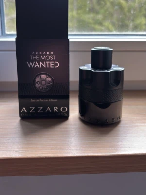 Azzaro The Most Wanted parfym FAST PRIS!!! - Azzaro The Most Wanted Eau de Parfum Intense är en elegant och maskulin parfym i en mörk, cylindrisk flaska med svart detaljerad design. Doften är intensiv och passar dig som vill sticka ut med en modern och kraftfull signatur. Perfekt som present eller till dig själv. EXAKT HÄLFTEN ÄR KVAR!