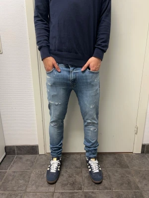 Jack&Jones jeans - Feta jeans från Jack&Jones. Mycket bra skick. Modell: Skinny/Liam. Modellen är 173cm, 64kg. Pris kan diskuteras!!!