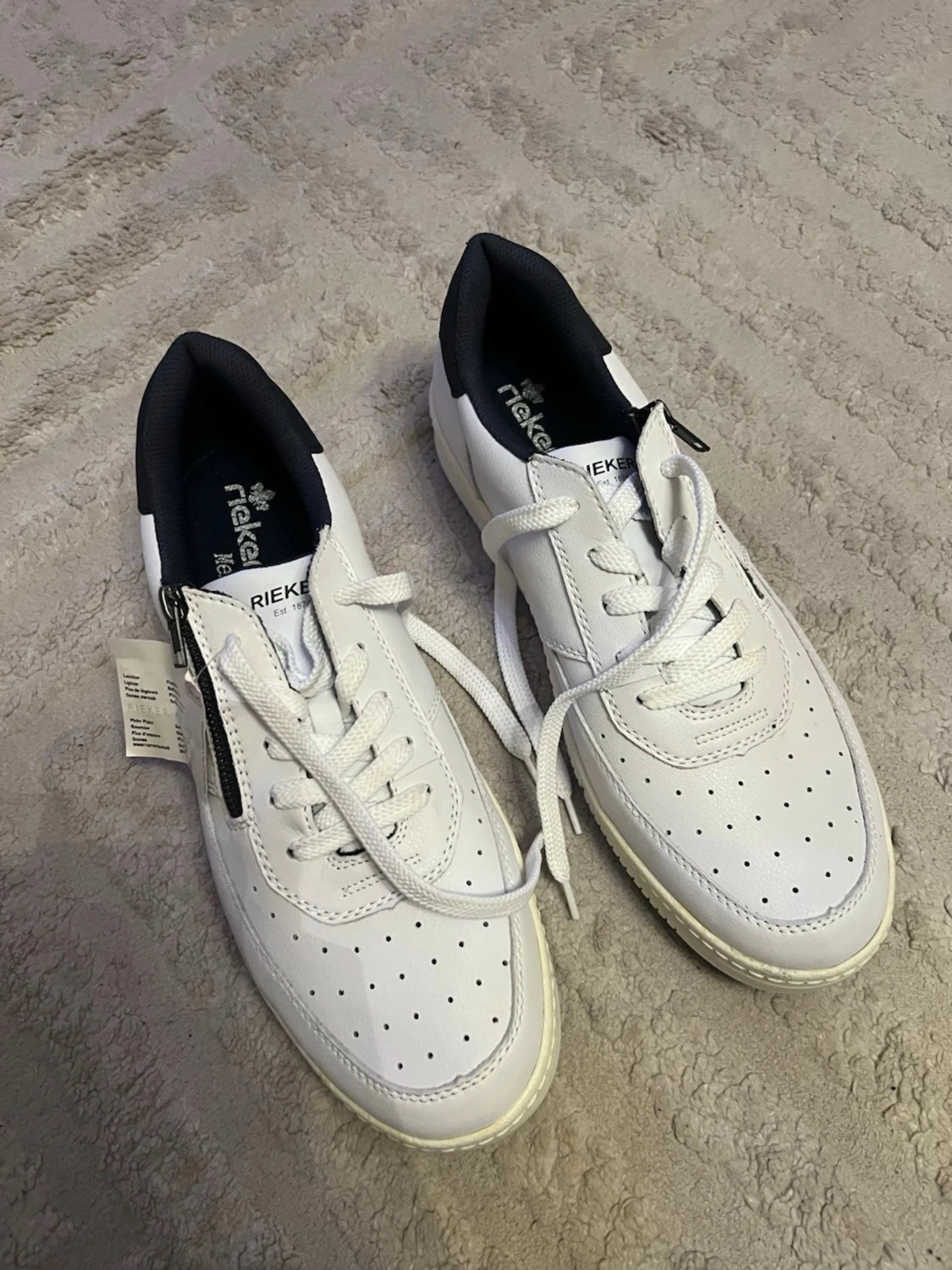Vita sneakers från Rieker med dragkedja