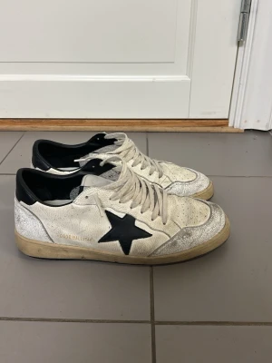 Golden Goose ballstar - Golden gosse ballstar lite tunnare vid backre sula annars bra skick.                                                        Medföjer 1 gg påse och 2 gråa snören.                                 Kan gå ner lite i pris vid snabbkaffe och Billigaste på marknaden just nu 🥳