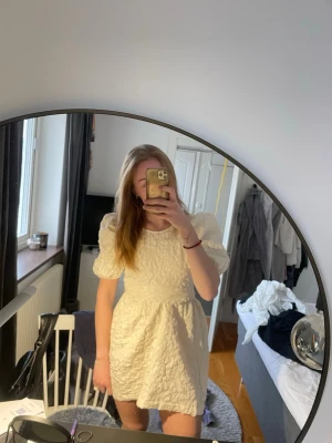 Studentklänning monki - Supergulliga klänning från monki med rosett i ryggen. Utmärkt studentklänning!✨ aldrig använd med prislappar kvar.