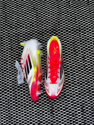 Adidas F50 Elite - Säljer helt oanvända Adidas F50. Dom har järn dobbar på yttersulan där dom är gjorda för mjukmark/gräs (SG), dom är lätta och har små punkter på skorna för bättre grepp på bollen. Pris kan självklart diskuteras.