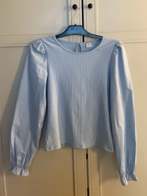 Ljusblå blus med puffärm - Supersöt ljusblå blus 