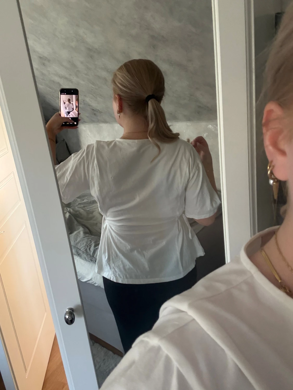 Vit topp med knyt i sidan - 2