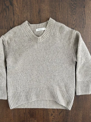 Carin Wester Sweatshirt Women Beige - En Carin Wester-tröja i 100 % ull, i mycket gott skick, utan några tecken på användning. Stickad sweatshirt. Nypris : ca 500 SEK Pris : 175 SEK