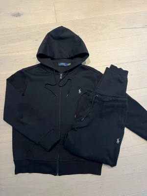 Ralph Lauren Tracksuit - Svart polo overall i nyskick. Priset kan sänkas vid snabb affär