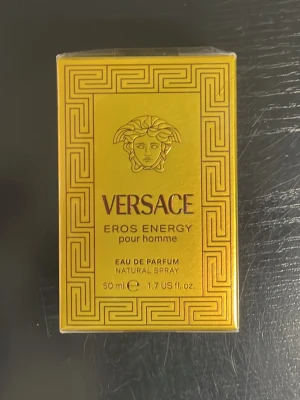 Versace Eros energy  - En helt oöppnad Versace Eros energy parfym. Flaskan innehåller 50ml. Helt inplastad från kicks. Säljer den eftersom att ja fick två stycken och vill bara behålla en av dom