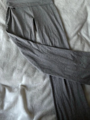 Grå mjuka leggings med hög midja - Grey slim yoga pants, low rise 2000s. Dark grey super pretty for a basic fit. Size xxs length (ca) 92cm