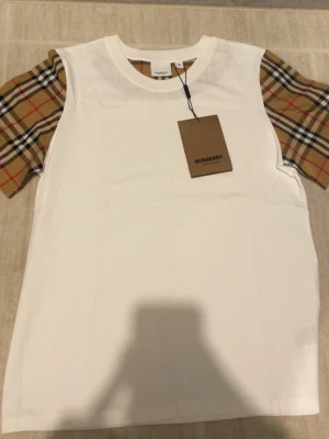 Burberry t shirt - Helt ny
