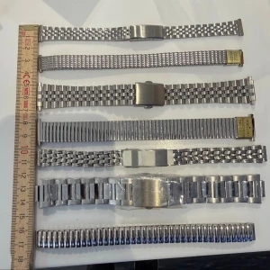 Klockarmband i rostfritt stål - Säljer ett paket med flera olika klockarmband i rostfritt stål. Alla är helt nya och oanvända, vissa har fortfarande skyddsplast kvar. Olika modeller såsom jubilee, mesh/stretch och klassiska länkar.  • Rostfritt stål • Helt nya • Flera olika modeller • Vintage/inspirerad stil • Säljs helst tillsammans • Olika bredder och längder (se bilder)  Passar många typer av klockor såsom äldre Seiko, Citizen och liknande modeller.  Pris för allt: 700 kr Kan även säljas separat vid rätt pris.