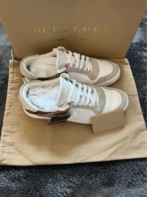 Burberry skor - Populära burberry skor i storlek 43, tecken på användning finns men fortfarande snygga. Lappen av klippt. Endast skorna medföljer, nypris 5000kr mitt pris endast 1399kr. Hör gärna av er vid frågor, svarar snabbt. Mvh Trend closet😊🙌