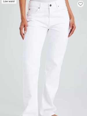 BikBok vita jeans  - Oanvända vita Low Straight Jeans från BikBok (Never demin) med lappen kvar. Orginal priset ligger på 699kr och säljs för 350kr, pris kan diskuteras!  