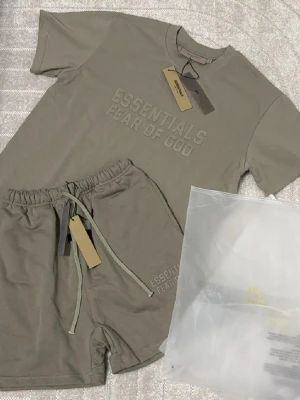 Essentials - Aldrig använd i storlek M