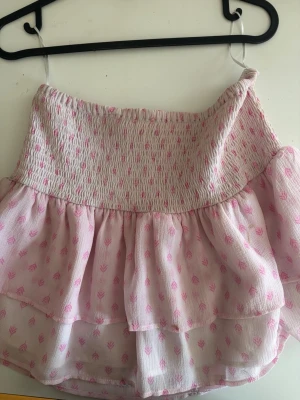 Söt rosa volang kjol  - Supersöt volang kjol från Gina tricot 