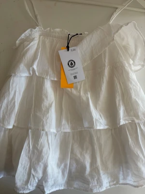 Vit volang blus - Fin volang blus från Gina tricot. Lapparna är kvar och allt är jätte bra med den
