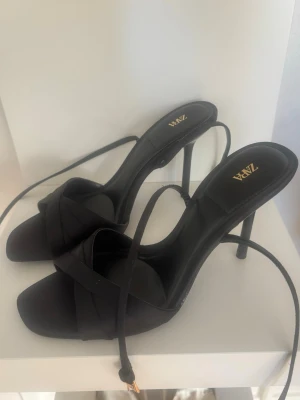 Klackar - Super fina klackar från Zara, köpte dessa förra året men de säljs inte längre. Har använt de 1 gång så de är i superbra skick. Jag brukar vanligtvis ha 39 i klackar så 40 passar!💕💕☺️