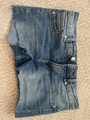 Blå jeansshorts från H&M Divided - Egen klippta shorts dock blev jag inte så nöjd med passformen då de inte passa min stil🌸 De sitter low waist som gör de jätte snygga (har lite smuts också kommer såklart tvätta innan ifall nån köper)