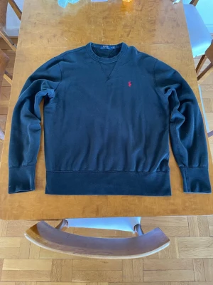 Ralph Lauren  - En svart Ralph Lauren sweatshirt, som är använd fåtal gånger då den inte passade                              Det är en storlek M 