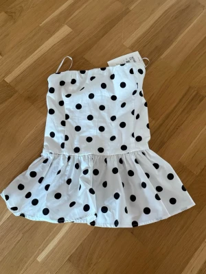 Söt topp med volang - Bandoutopp med volang nertill från bikbok. Supersöt nu till sommaren! Tyvärr för liten för mig så aldrig använd🌟Nypris 550kr