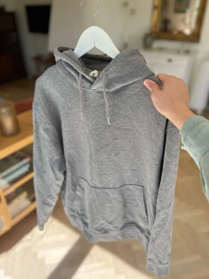 Grå hoodie ARKET - Säljer en snygg ARKET hoodie i perfekt skick✨Storlek S. Hör av dig vid frågor👑