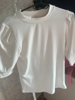 En tröja från vila - Fit tröja från vila med puffiga armar storlek M 