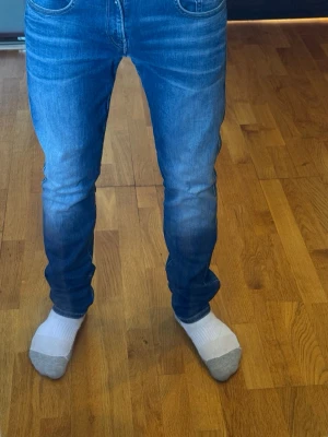 Replay jeans i schysst tvätt - Inget tecken på användning- 9,3/10 i skick. Modell Anbass hyperflex slim fit, W30/L34, han på bilden är 183cm. Nypris ca 1600kr. Säljs billigt p.ga kommande tävlingsavgift lär betalas ✅ Hör av dig vid övriga funderingar ⭐️