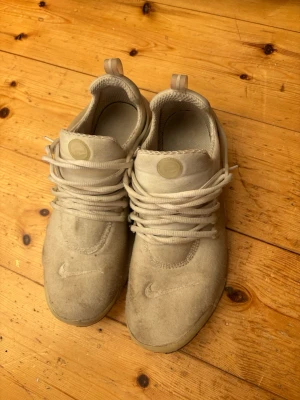 Nike skor  - Nike skor, de är mycket använda som ni kan se på bilden. De är dock inte tvättade så med en tvätt så blir de mycket fräschare. Storlek 45