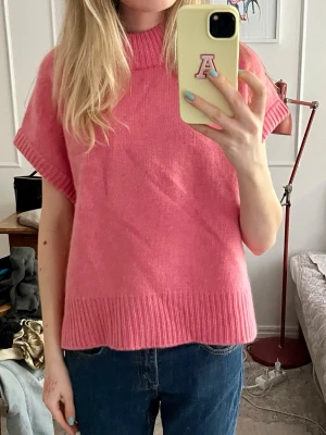 Soft Goat tröja - Superfin korallfärgad tröja från Soft Goat som ej säljs längre! Nypris ca 3500kr, säljer för 1400kr då den är i princip oanvänd 💖